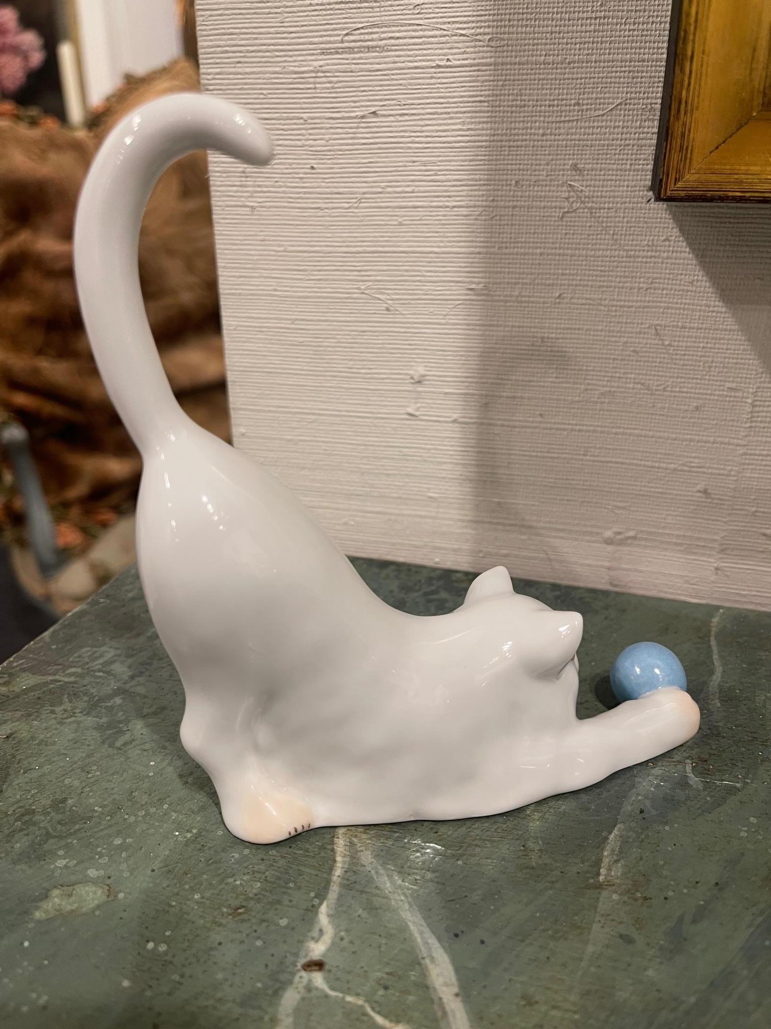 Figura de Herend de un gato blanco jugando con una pelota azul, Siglo XX en Bueno estado para la venta en Savannah, GA