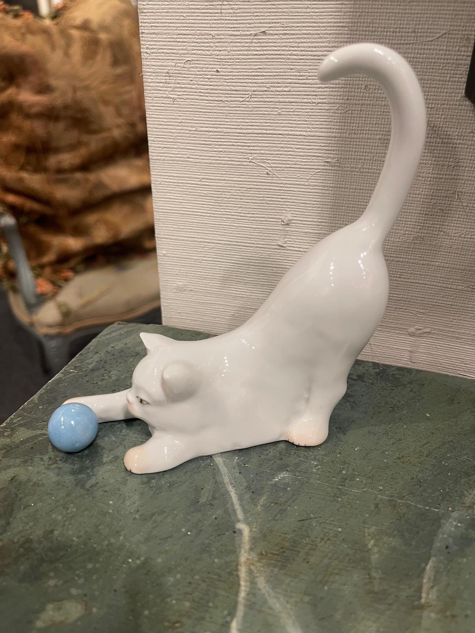 Herend Figure of a White Cat Playing with a Blue Ball, 20th Century For Sale 1