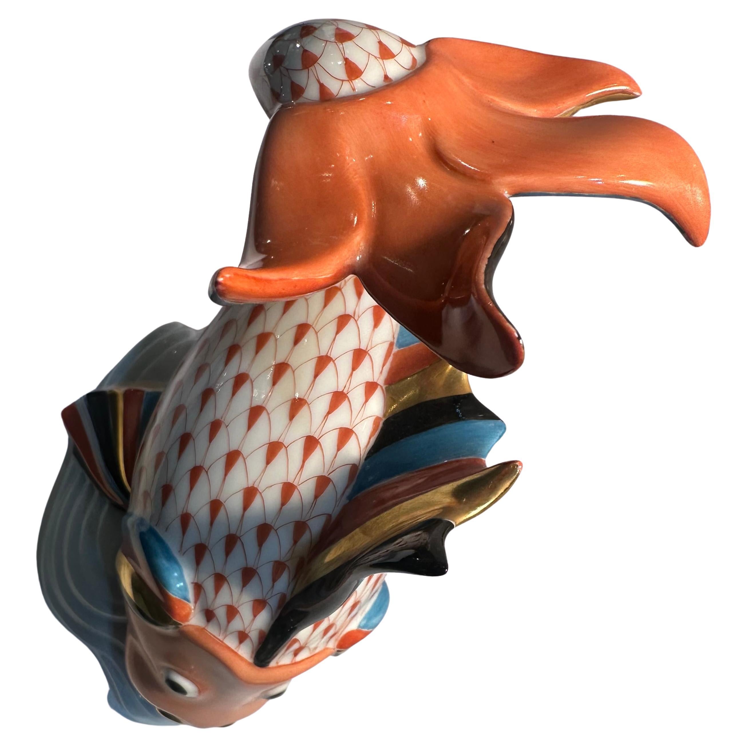 Handbemalter Porzellanteppich in höchster Qualität, Fisch auf einer Wellenfigur, Figur, Herend im Zustand „Hervorragend“ im Angebot in Tustin, CA