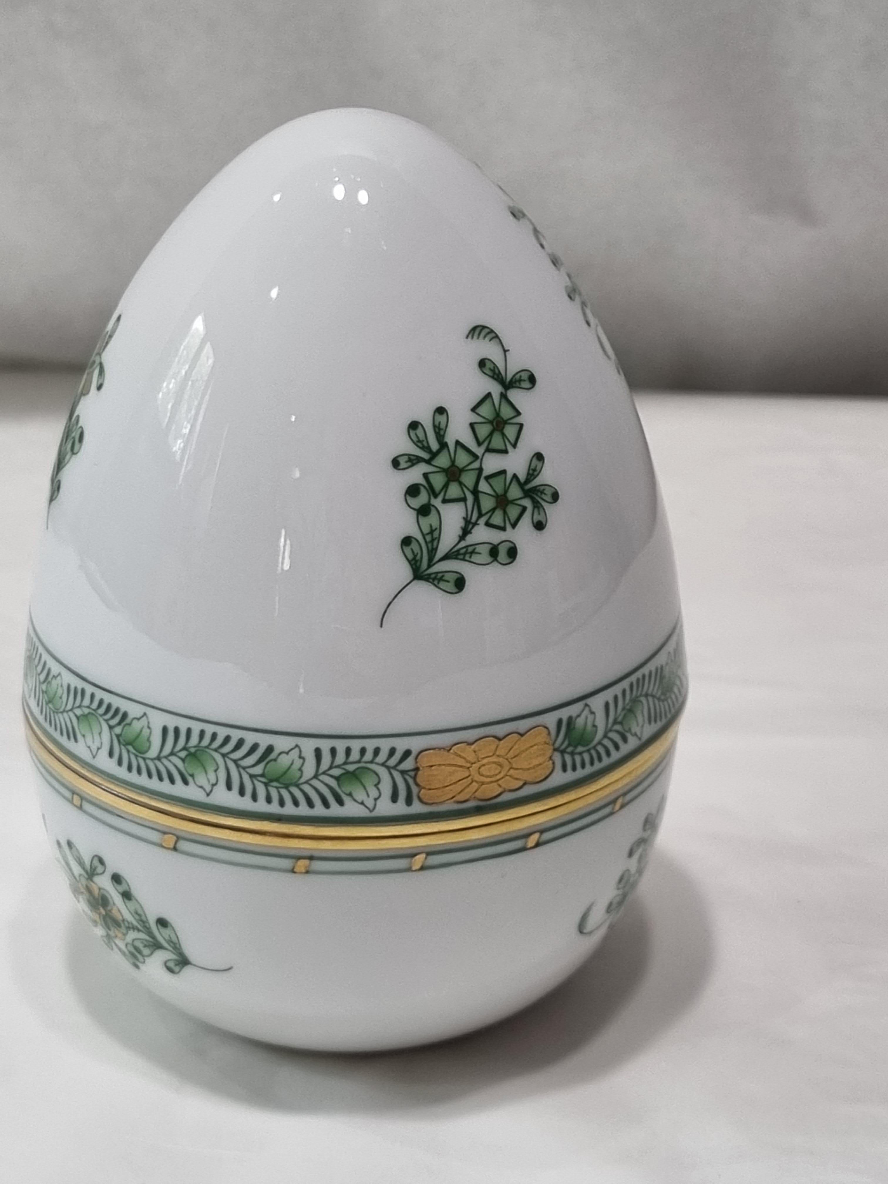 Hongrois Boîte à œuf Herend « Fleurs des Indes » en porcelaine verte peinte à la main, Hongrie, 2022 en vente