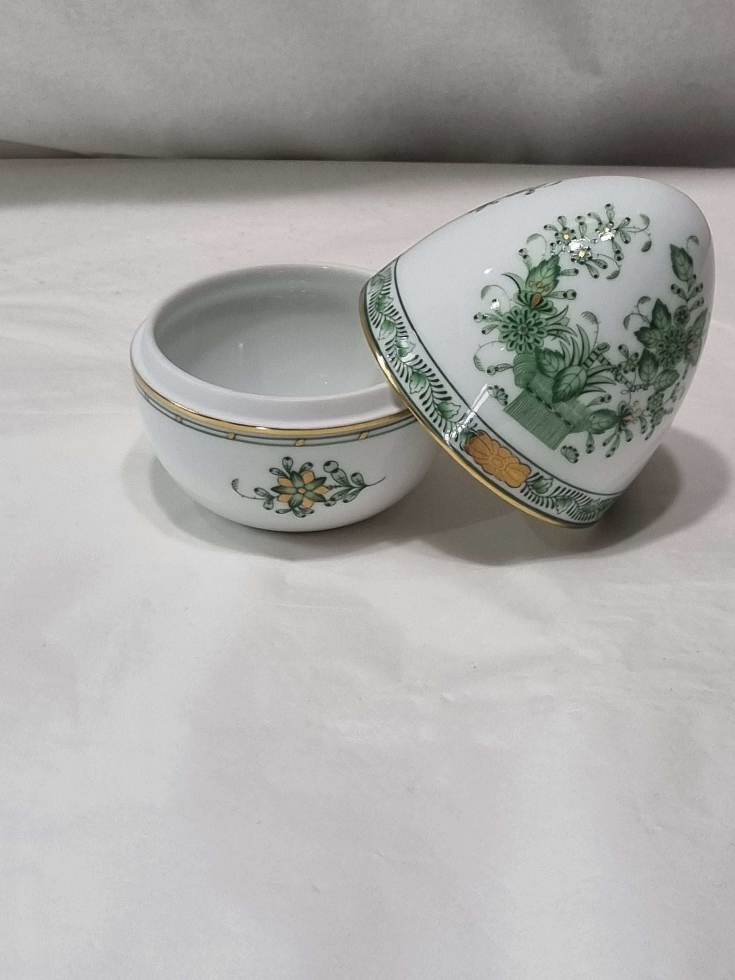XXIe siècle et contemporain Boîte à œuf Herend « Fleurs des Indes » en porcelaine verte peinte à la main, Hongrie, 2022 en vente