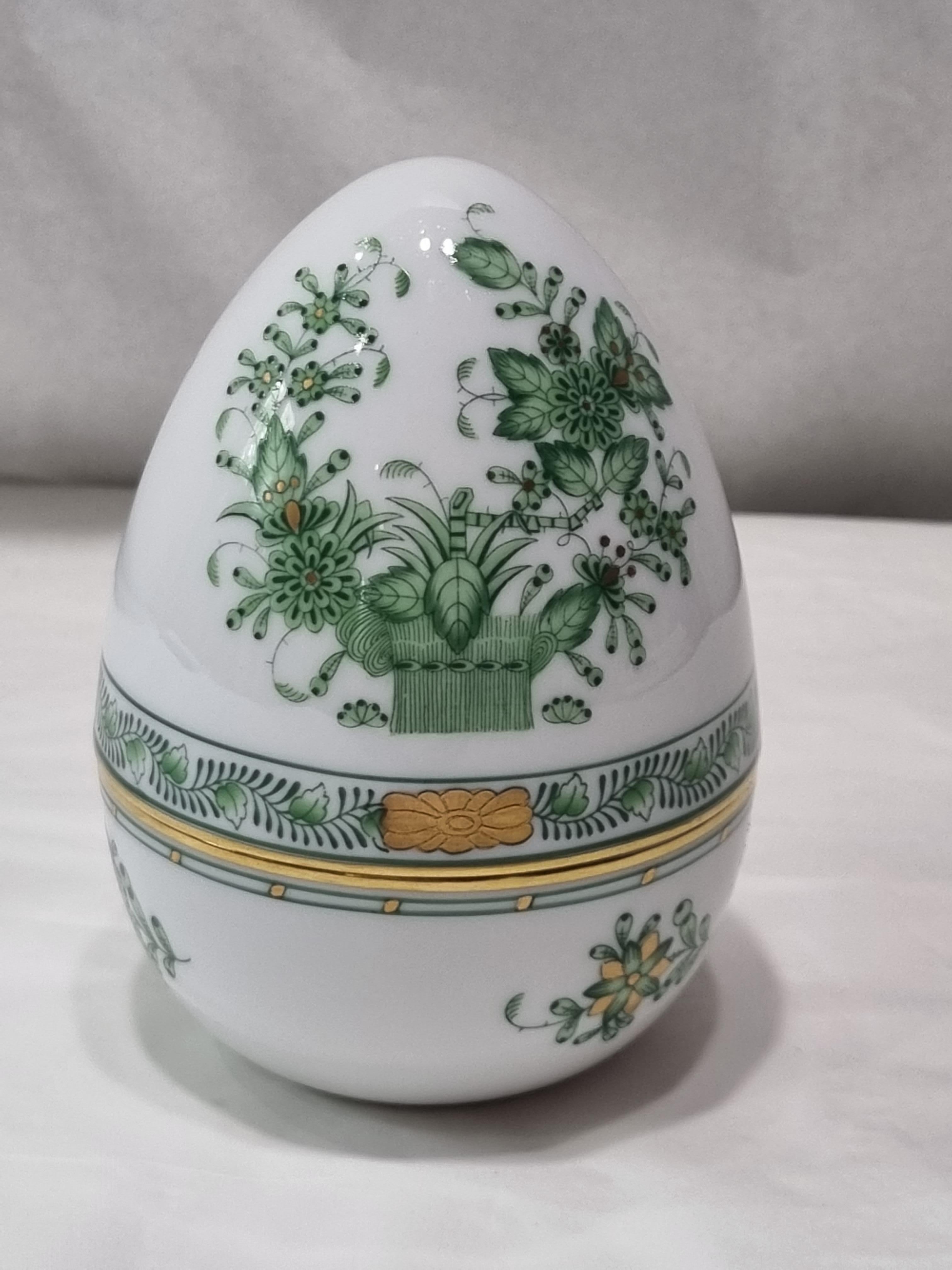 Porcelaine Boîte à œuf Herend « Fleurs des Indes » en porcelaine verte peinte à la main, Hongrie, 2022 en vente