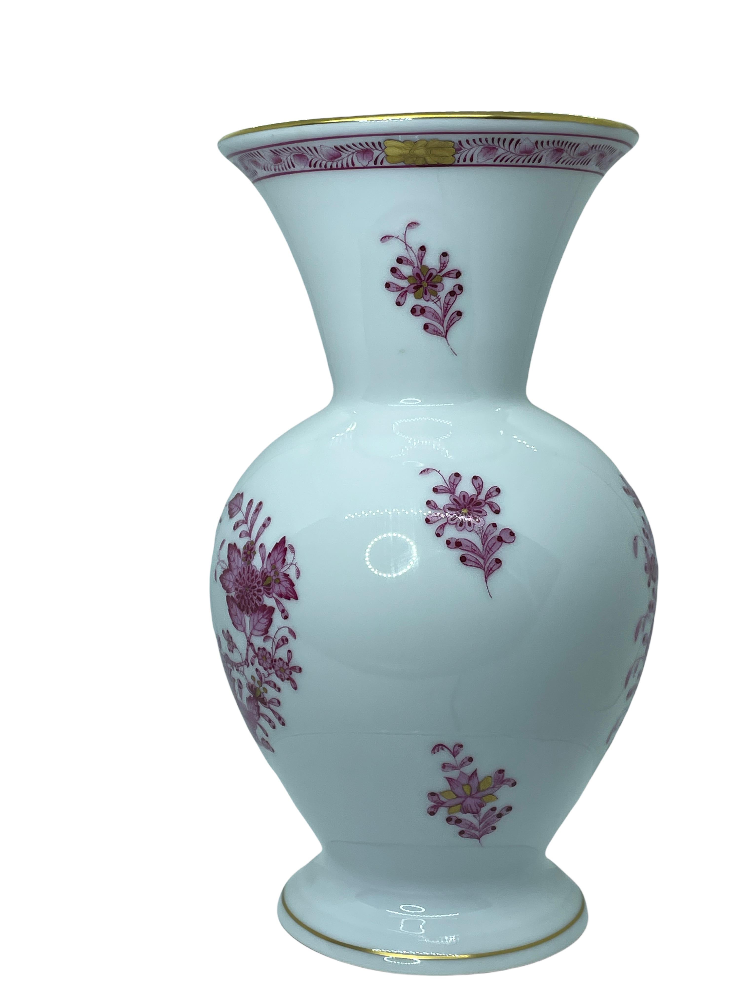 Vase exquis en porcelaine hongroise peinte à la main par Herend. En motif 