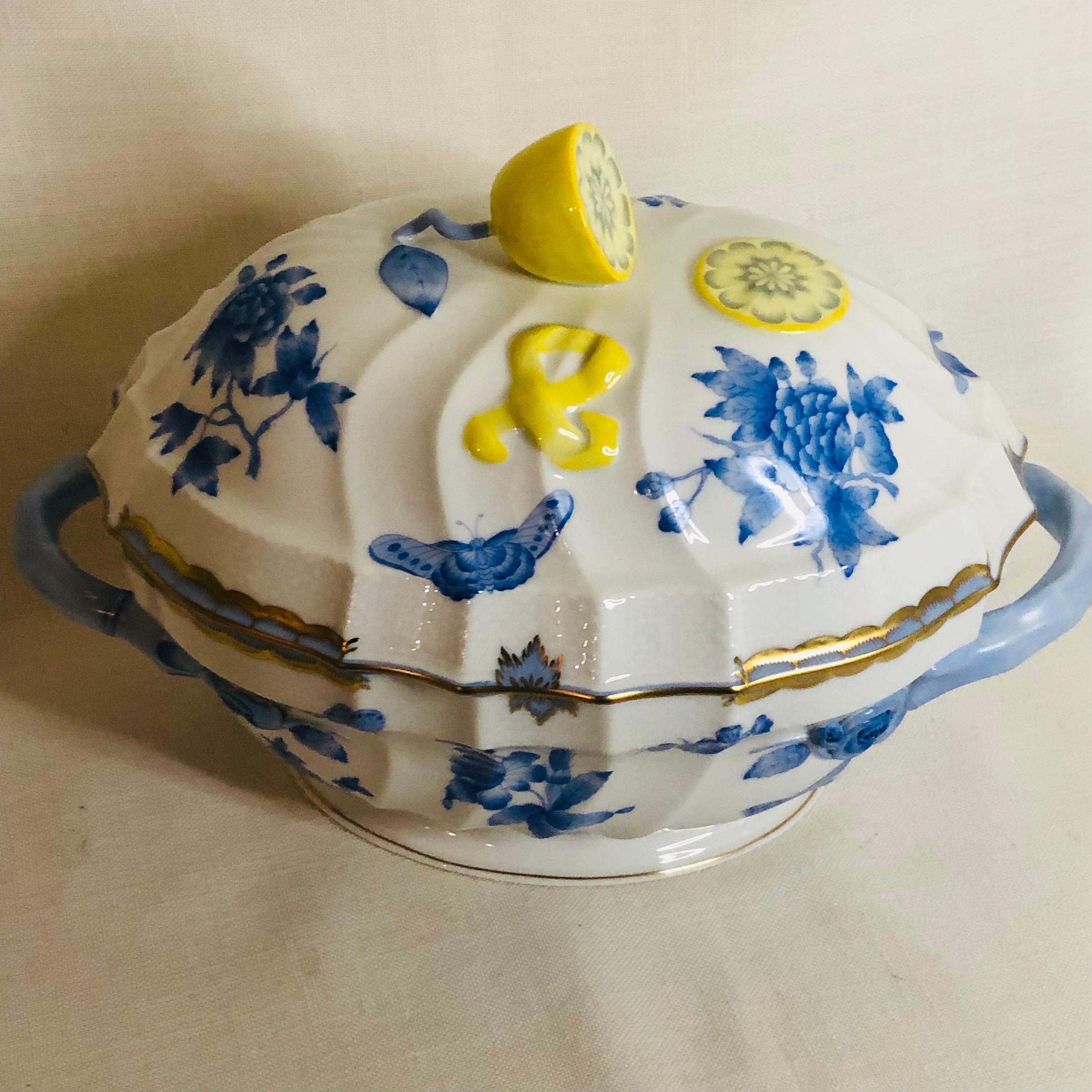 Romantique Soupière Herend Fortuna peinte de papillons, de fleurs et d'un citron sur le dessus en vente