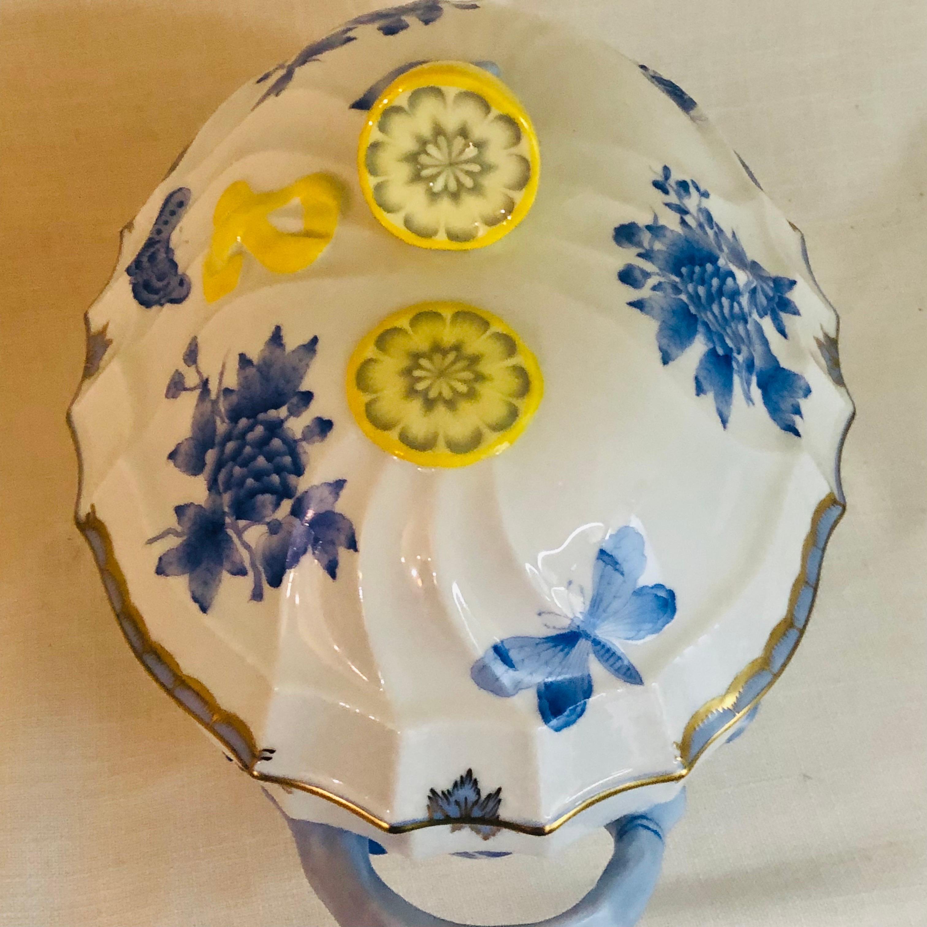 Fin du 20e siècle Soupière Herend Fortuna peinte de papillons, de fleurs et d'un citron sur le dessus en vente