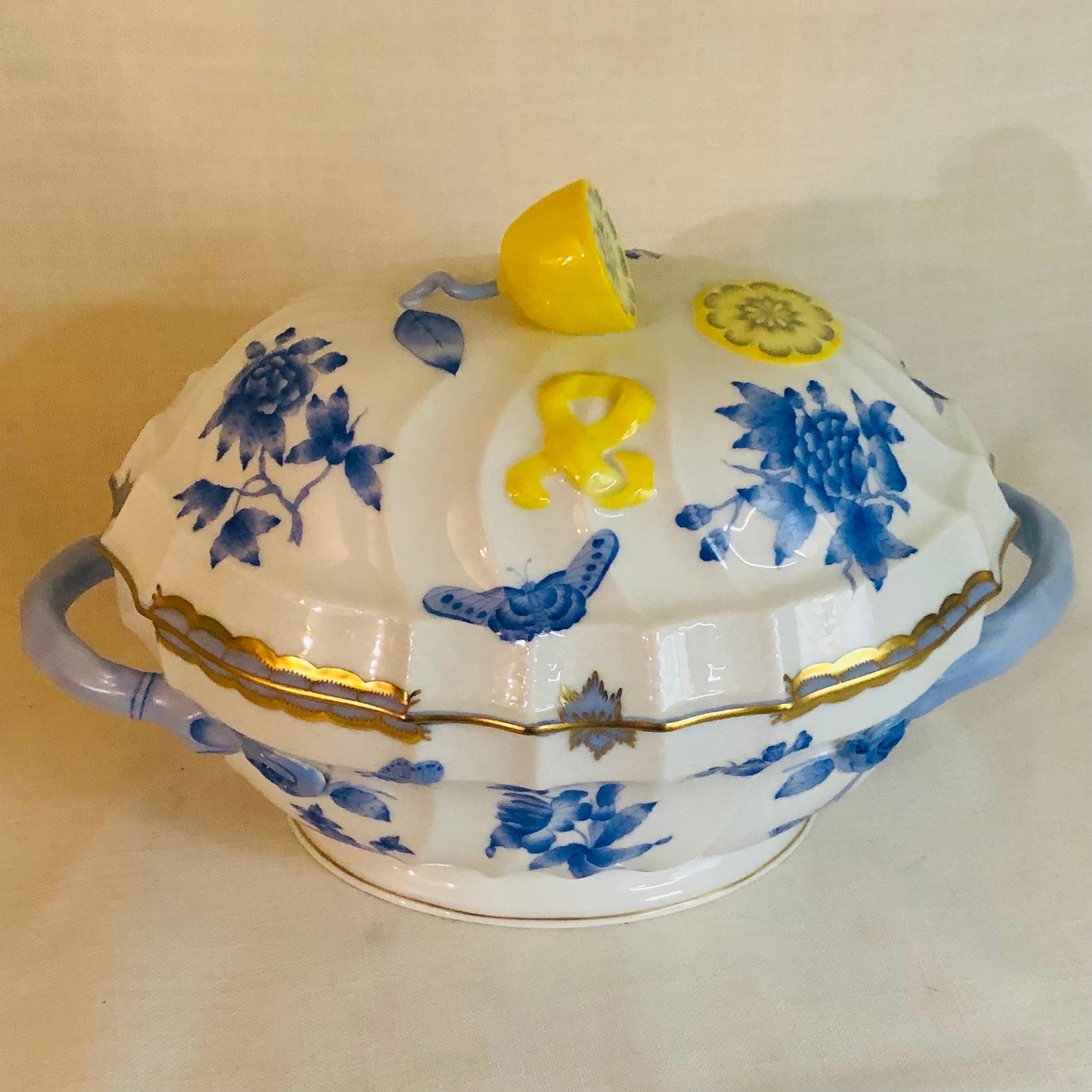 Porcelaine Soupière Herend Fortuna peinte de papillons, de fleurs et d'un citron sur le dessus en vente