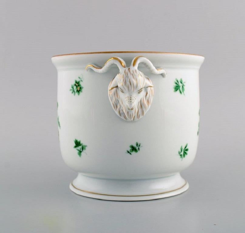 Herend Green Chinese wine cooler in hand-painted porcelain modelled with goats. Mid-20th century.
Measures: 21.5 x 14.5 cm.
In excellent condition.
Stamped.