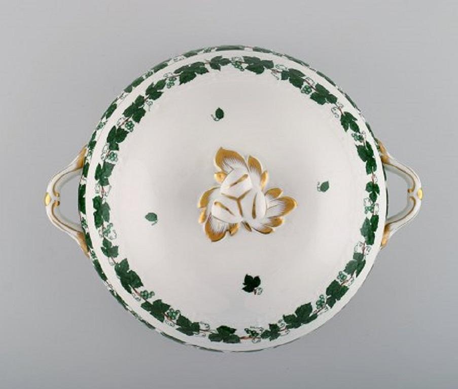 Herend Green Grape Leaf & Vine Lidded Tureen in Hand-Painted Porcelain In Excellent Condition For Sale In Copenhagen, DK