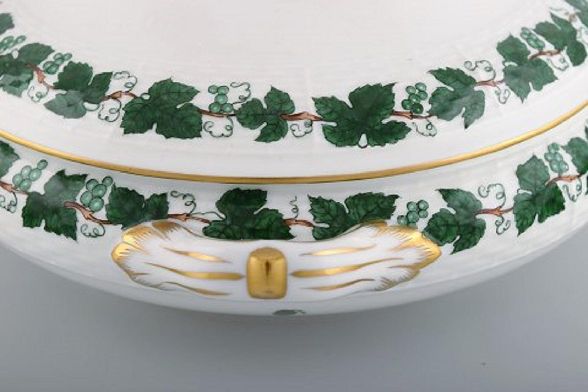 20ième siècle Soupière à couvercle Herend en forme de feuille de raisin et de vigne verte en porcelaine peinte à la main en vente