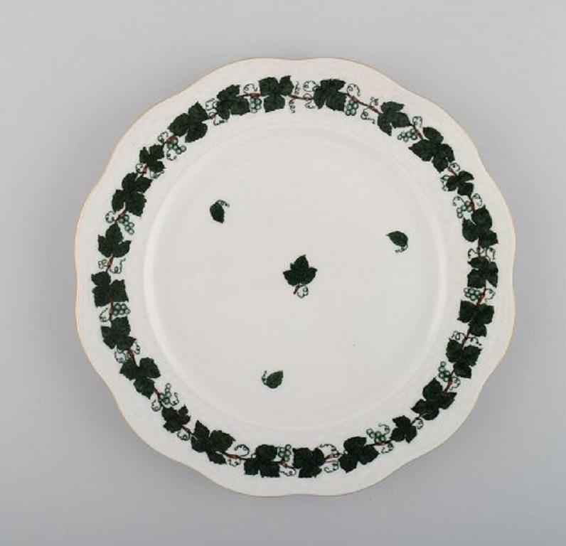 Herend Green Grape & Leaf Vine Tea Service for Eight People in Porcelain In Excellent Condition In København, Copenhagen