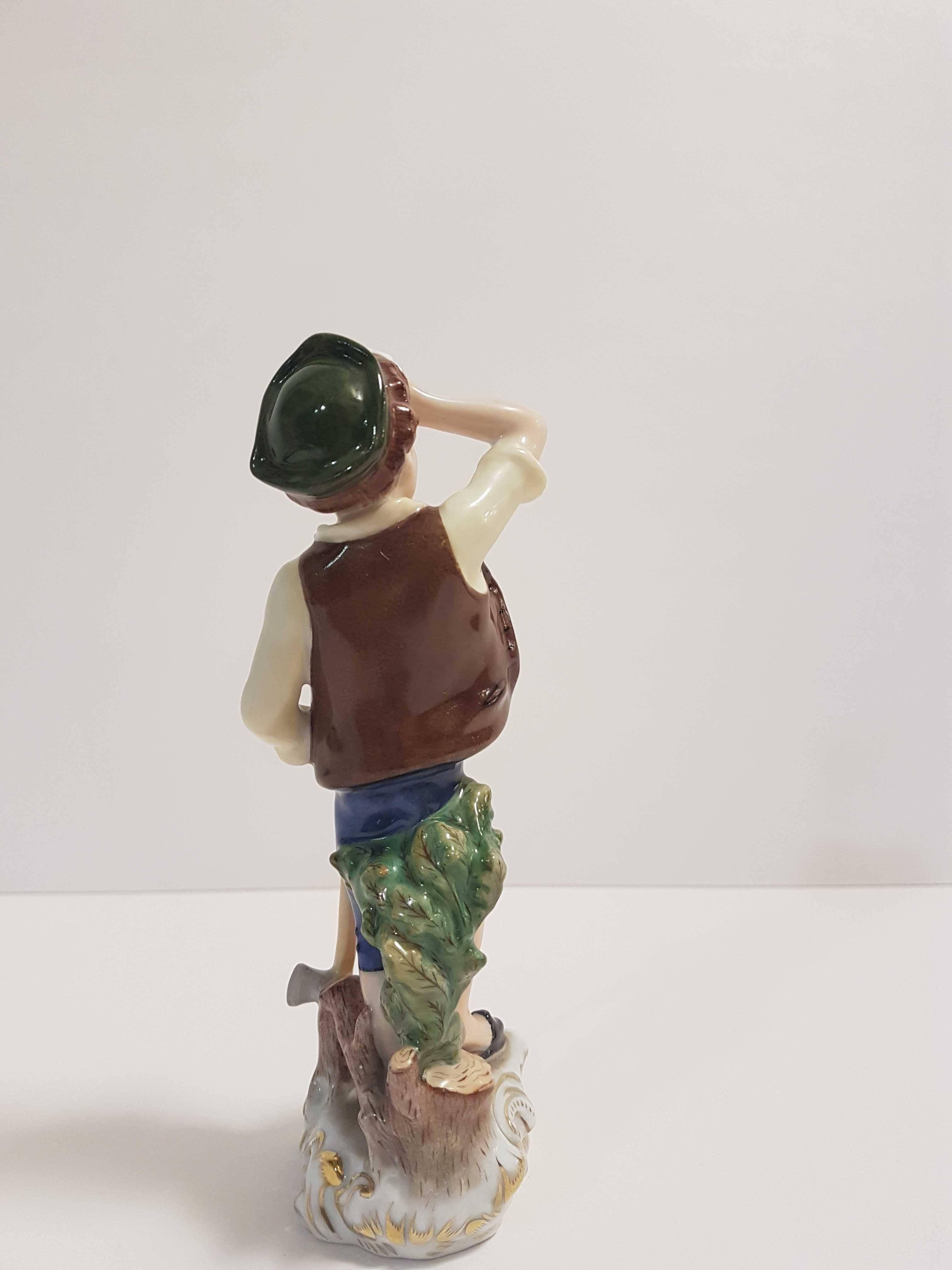 Hongrois Figurine en porcelaine hongroise peinte à la main représentant un bûcheron, Herend en vente
