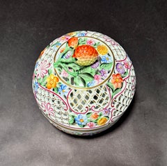 Herend Boîte couverte en porcelaine percée, peinte à la main, avec décoration florale