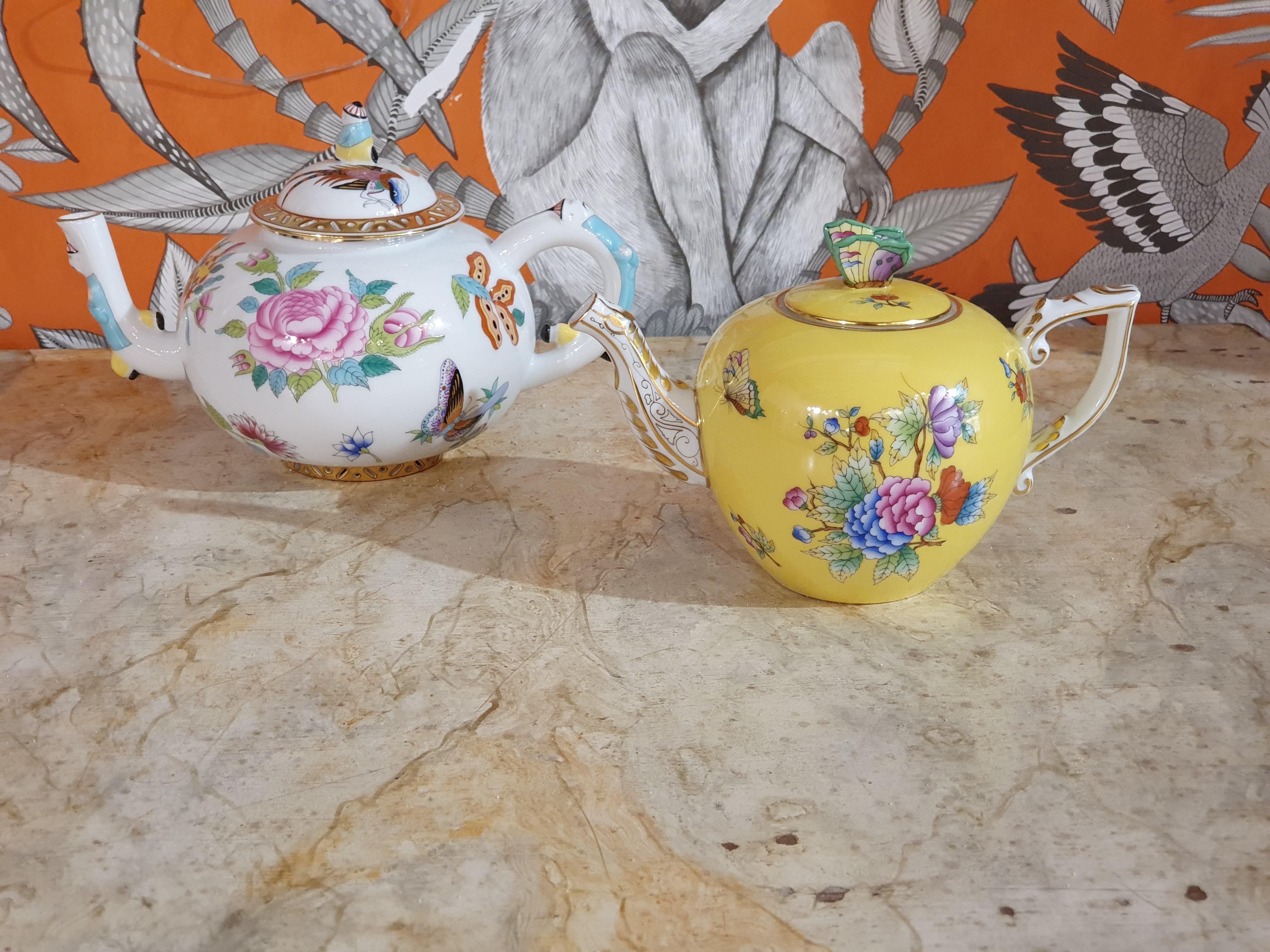 The first is hand painted by master decorator Erzsebet Rakoczy.
The splendid oriental painterly decor with flowers, birds and butterflies is perfectly combined with the Classic Esterházy shape, note the lace-like fretworks on porcelain at the base