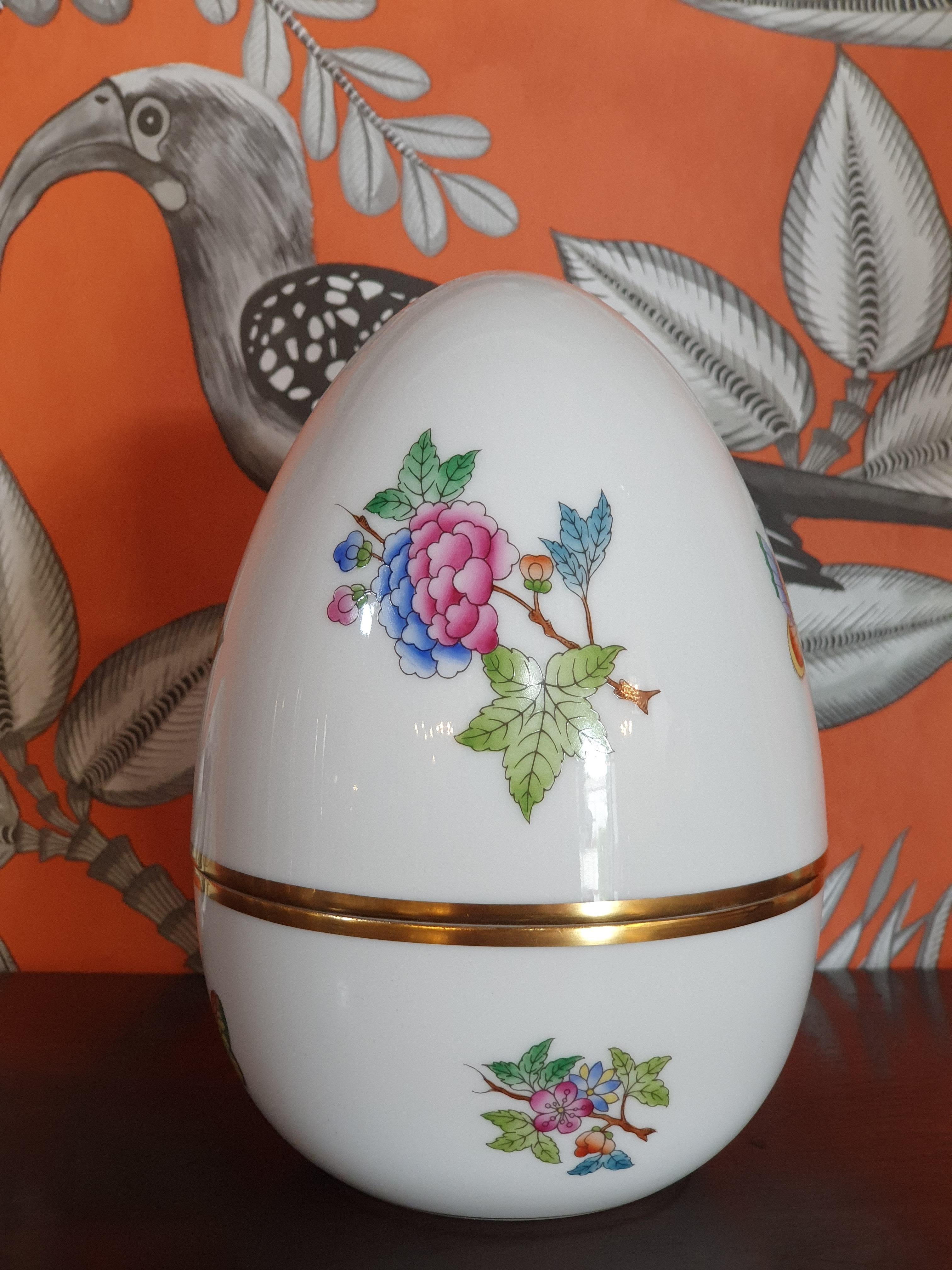 Stylish set of two egg shaped boxes in Hungarian hand painted porcelain.
The bigger in the Victoria decor, one of the most important of Herend since it was chosen by the great Queen Victoria in 1851 during the universal exhibition at the Crystal