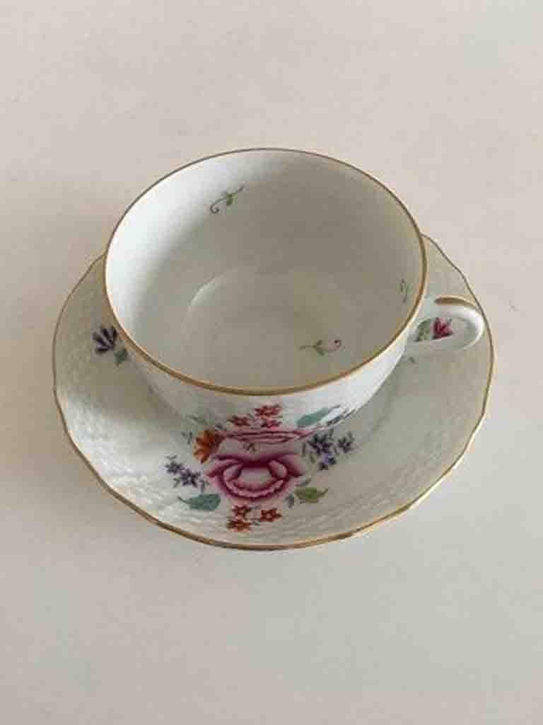 Herend Hugary tea cups and saucers handpainted flowers.

Measures 8,7cm and is in perfekt condition. We have 9 sets in stock.
