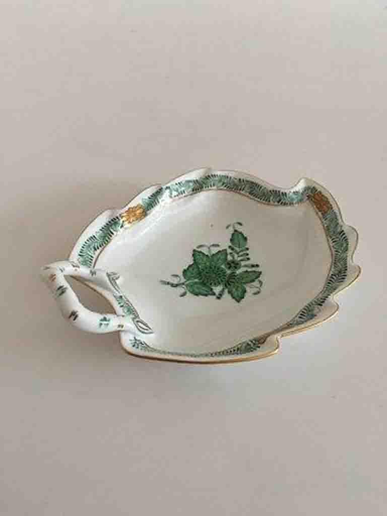 Herend Hungarian Chinese Bouquet green leaf-shaped bowl.

Measures 14.7cm and is in good condition.