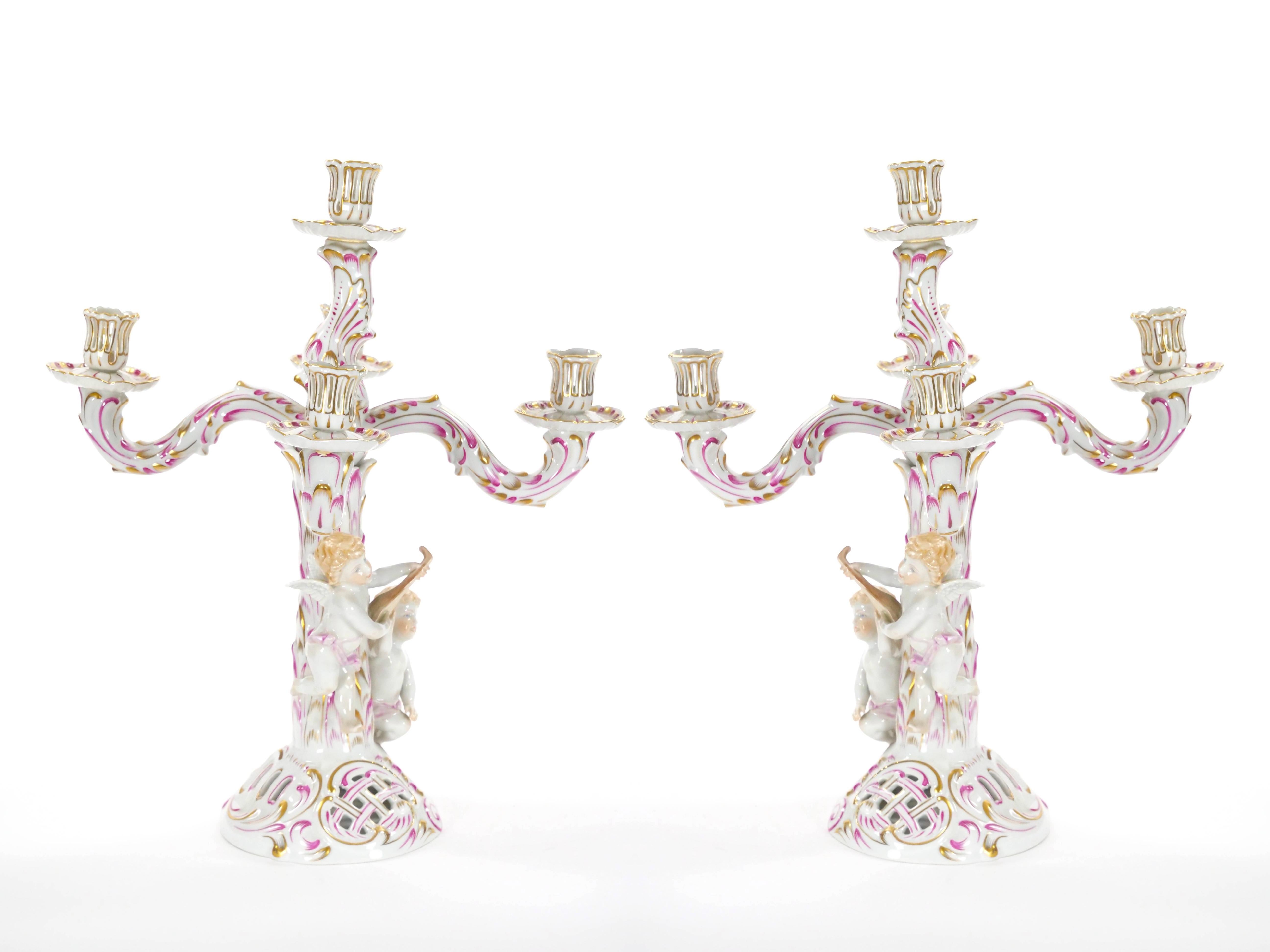 Cet exquis candélabre hongrois à cinq branches de Herend est un magnifique exemple de l'artisanat du milieu du XXe siècle de la célèbre société de porcelaine hongroise Herend. Le candélabre est méticuleusement peint à la main et orné de détails