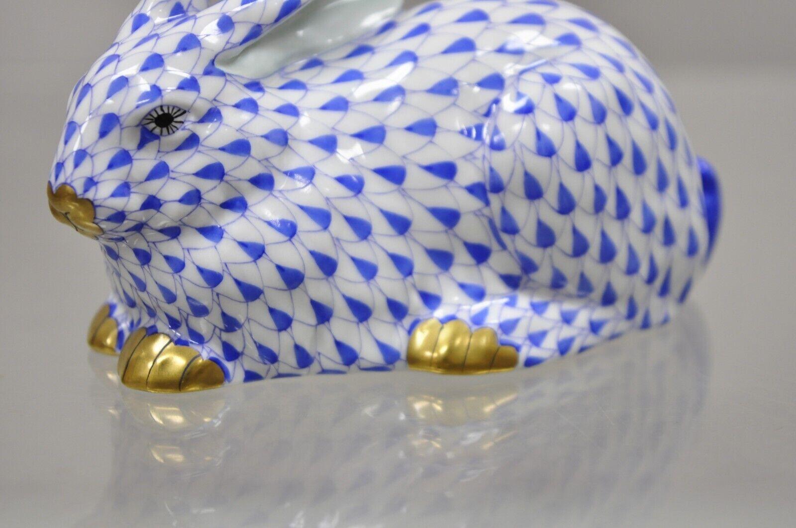 Herend Ungarn 15335 Blau Weiß Fischnetz Porzellan Hase liegend Figur (Moderne)
