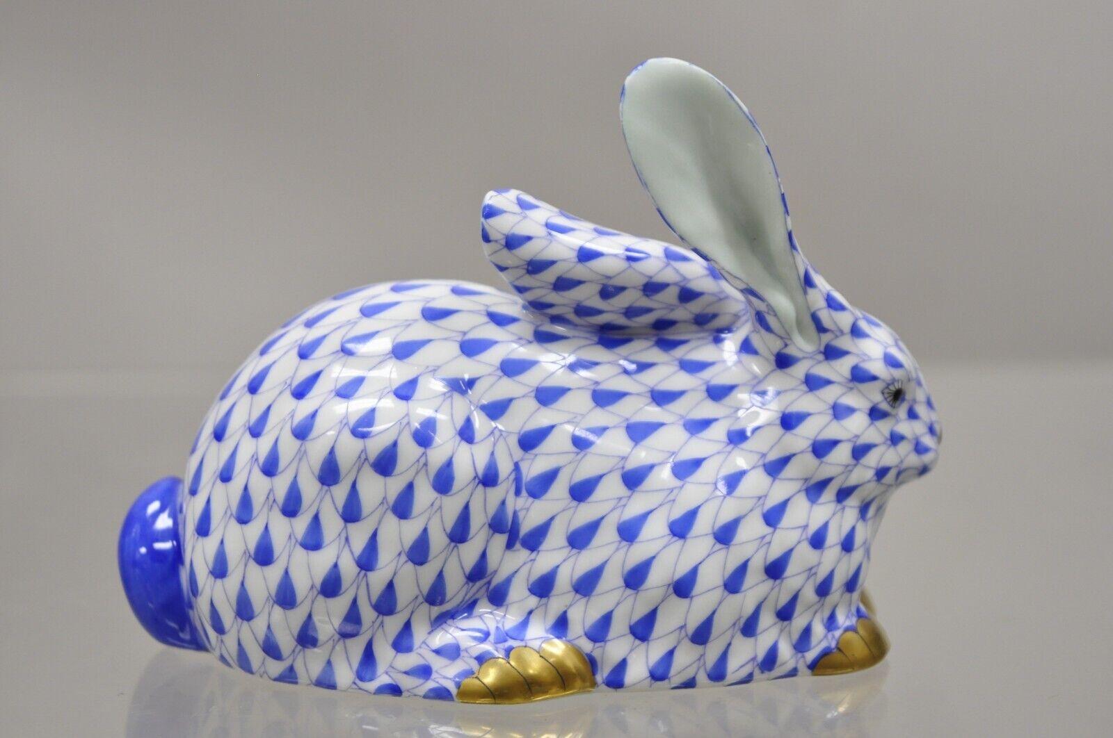 Herend Ungarn 15335 Blau Weiß Fischnetz Porzellan Hase liegend Figur (20. Jahrhundert)