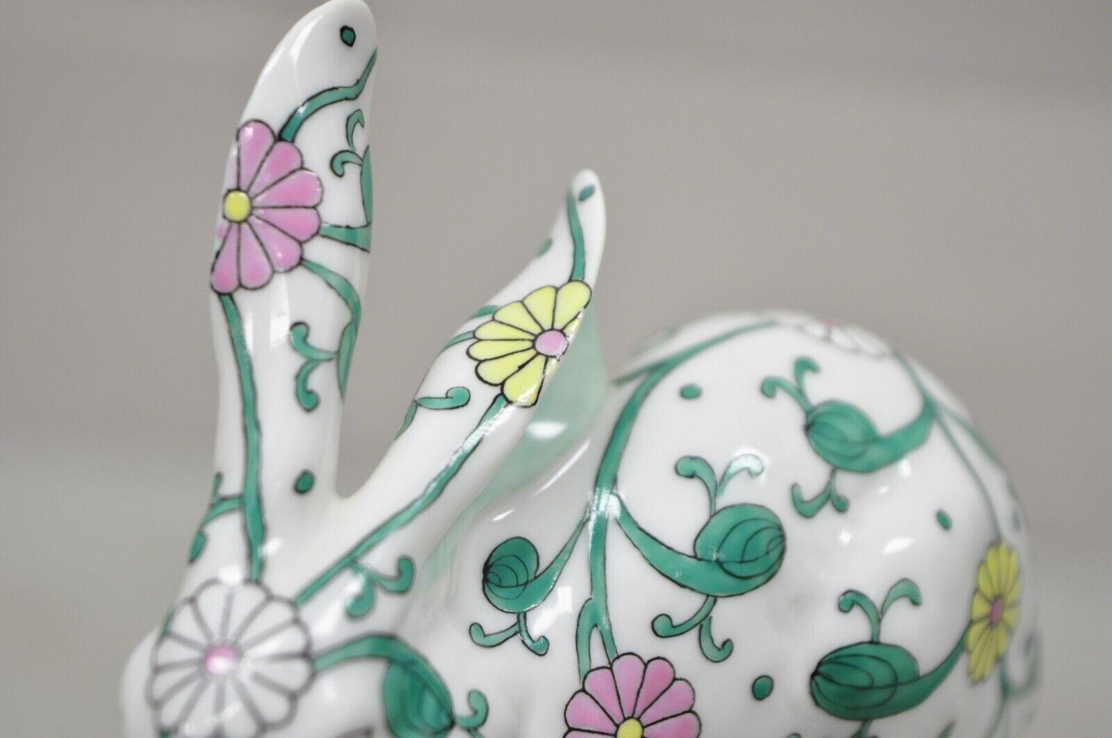Ungarn 15335 Porzellan SBC Siang Blanc Grüne Bunny-Figur mit Blumenmuster im Zustand „Gut“ in Philadelphia, PA