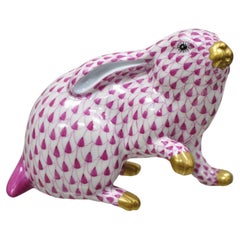 Figurine de lapin assis en porcelaine framboise Herend Hungary 5335