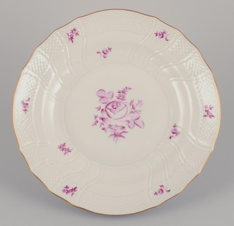 Herend, Hungría.
Un juego de cuatro platos llanos.
Pintada a mano con motivos florales morados. Borde dorado.
Mediados del siglo XX.
Marcado.
Perfecto estado.
Dimensiones: Diámetro 25,5 cm x Altura 3,5 cm.
