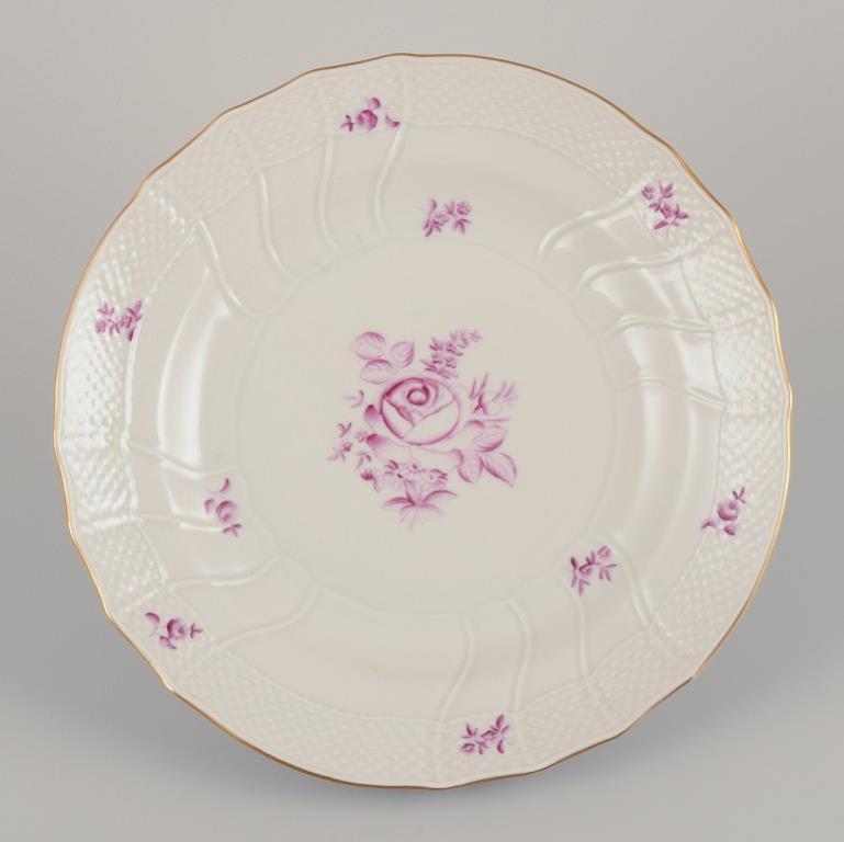 Herend, Hungría.
Un juego de seis platos llanos.
Pintada a mano con motivos florales morados. Borde dorado.
Mediados del siglo XX.
Marcado.
Perfecto estado.
Dimensiones: Diámetro 25,5 cm x Altura 3,5 cm.