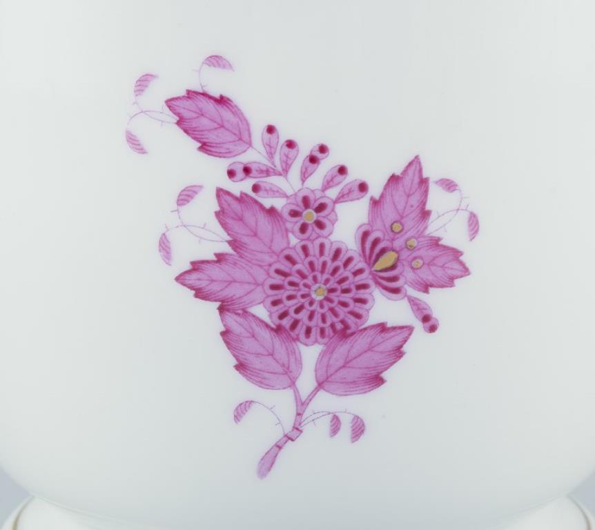 Hongrois Herend, Hongrie. Pots à fleurs Apponyi avec motifs floraux violets. en vente