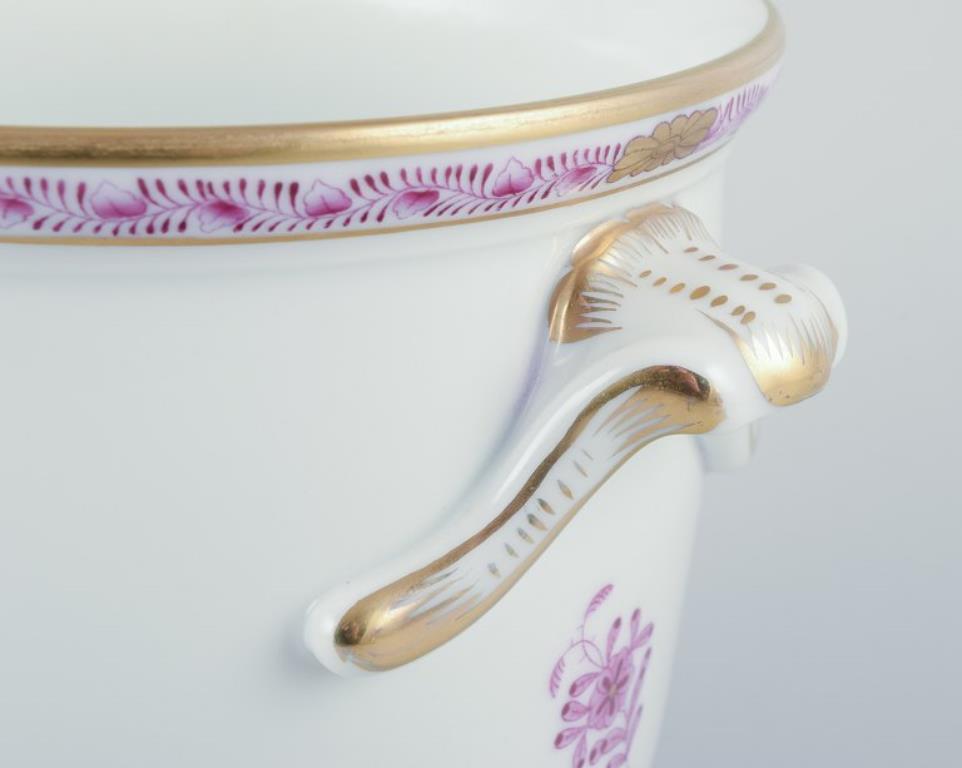 Vernissé Herend, Hongrie. Pots à fleurs Apponyi avec motifs floraux violets. en vente