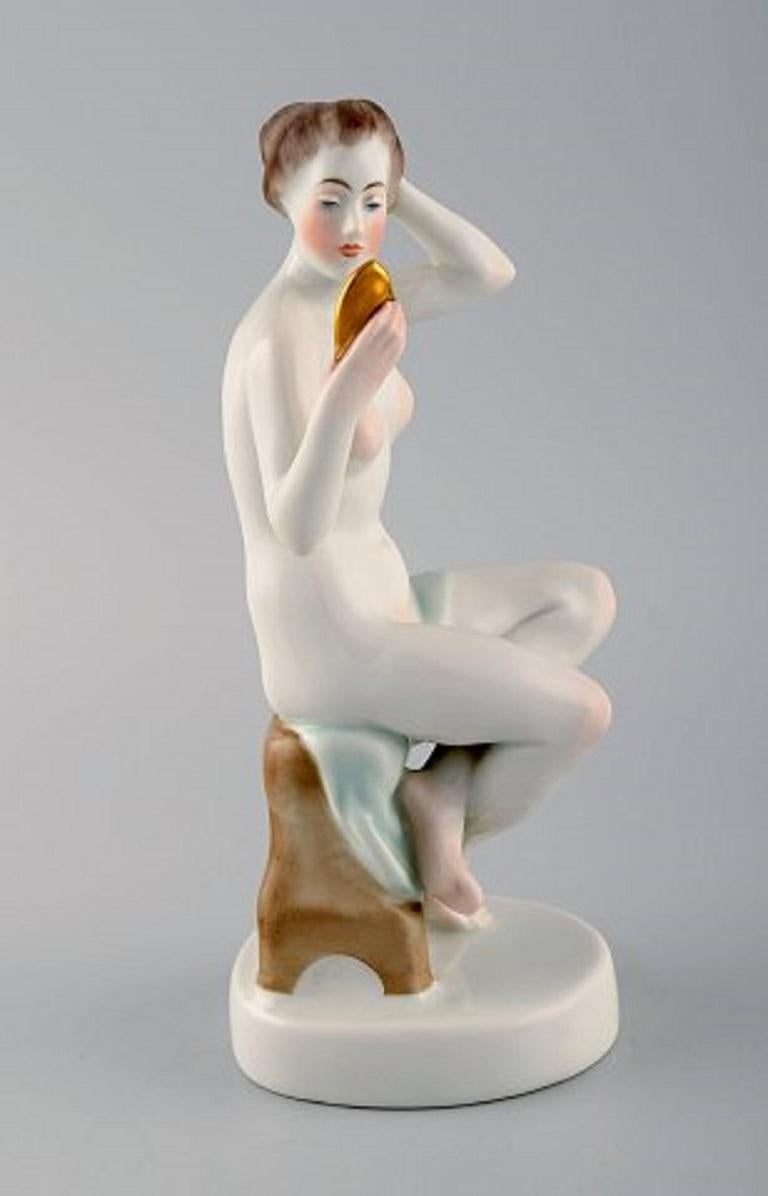 Herend, Hungary. Art Deco figure in hand painted porcelain. Girl with mirror, 1940s.
Measures: 20 x 9 cm.
In very good condition.
Stamped.