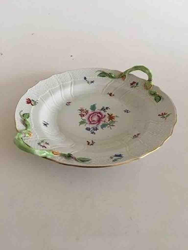 Herend Hungary cake dish, hand-painted flowers.

Measures 28.5cm.
