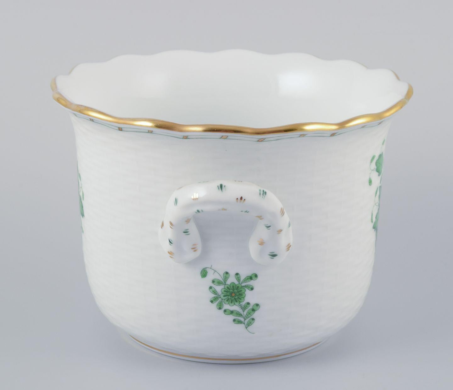 GEBRAUCHTWAREN SIND FÜR KUNDEN IN DEN USA, GROSSBRITANNIEN, AUSTRALIEN UND KANADA VON DEN EINFUHRZÖLLEN BEFREIT.   
DAHER FALLEN FÜR IHREN KAUF KEINE EINFUHRZÖLLE AN. 

Herend, Ungarn. Chinesischer Blumenstrauß Apponyi Grün, Porzellan Blumentopf.