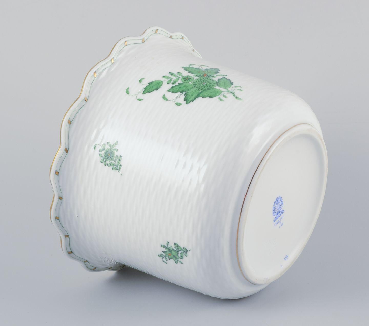 Herend, Ungheria. Bouquet cinese Apponyi Greene & Greene, vaso da fiori in porcellana. In condizioni ottime in vendita a København, Copenhagen
