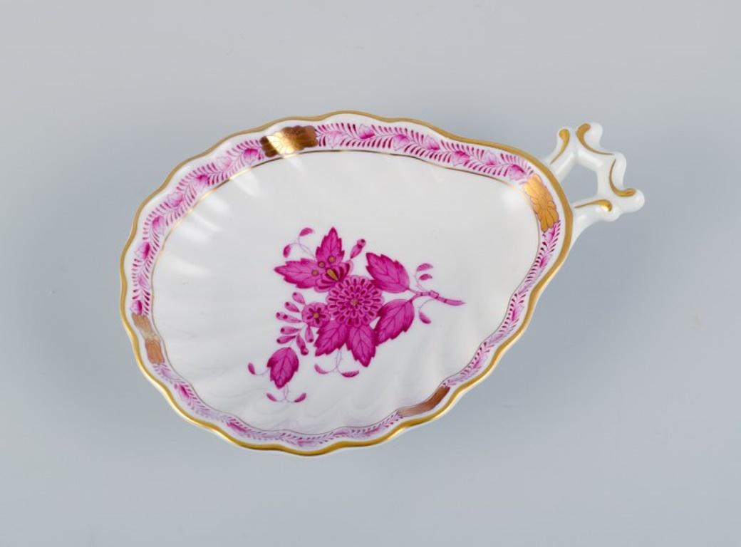 Herend, Hungary, Chinese Bouquet Raspberry, mussel-shaped bowl and small dish.
Mid-20th century.
Perfect condition.
Marked.
Mussel-shaped bowl: W 14.5 x D 10.0 x H 2.7 cm.