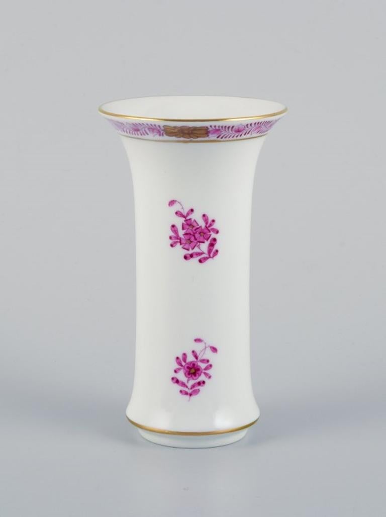 Herend, Hungary, Chinese Bouquet Raspberry.
Small bowl with wickerwork and small vase.
Mid-20th century.
In perfect condition.
Marked.
Vase: H 12.0 x D 6.5 cm.