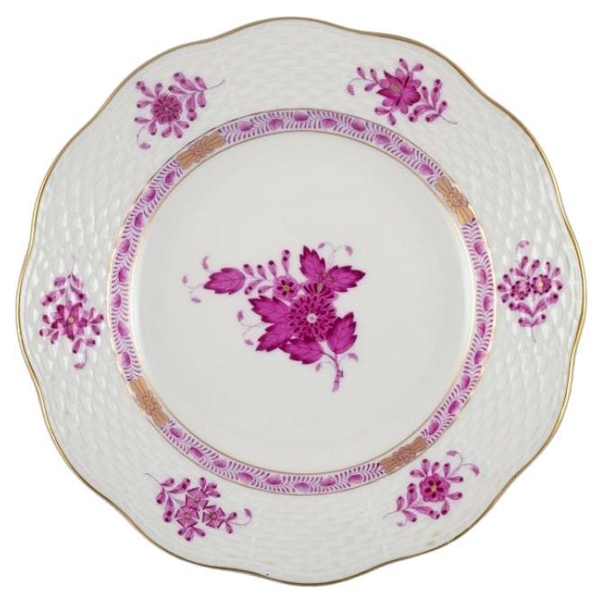Herend, Hungary, Chinese Bouquet Raspberry, two hand-painted porcelain plates with gold decoration.
Mid-20th century.
Perfect condition.
Marked.
Dimensions: D 18.5 cm.