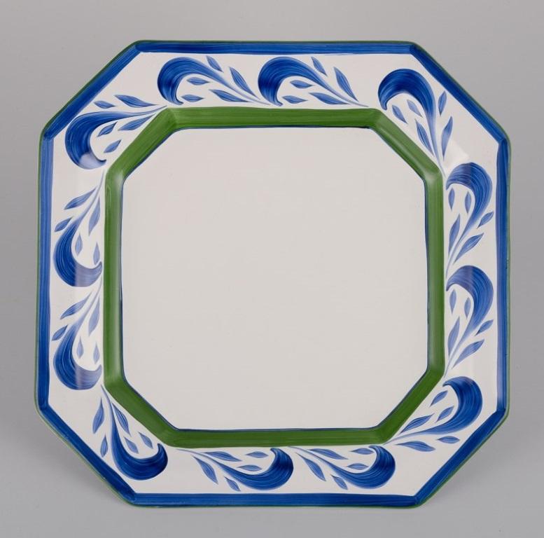 Herend, Ungheria. Quattro piatti quadrati in ceramica.
Dipinto a mano.
Approssimativamente dagli anni '80.
Contrassegnato.
In ottime condizioni, con normali segni d'uso.
Dimensioni: Diametro 27,0 cm x Altezza 3,5 cm.