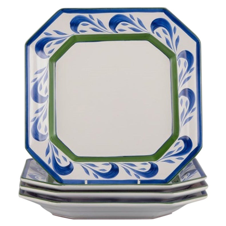 Herend, Hongrie. Quatre assiettes plates carrées en céramique des années 1980