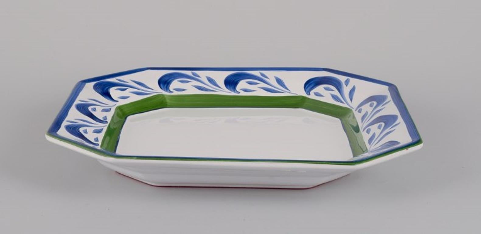 Herend, Hungría. Cuatro platos llanos cuadrados de cerámica.
Pintado a mano.
Aproximadamente de la década de 1980.
Marcado.
En excelente estado, con signos normales de uso.
Dimensiones: Diámetro 27,0 cm x Altura 3,5 cm.