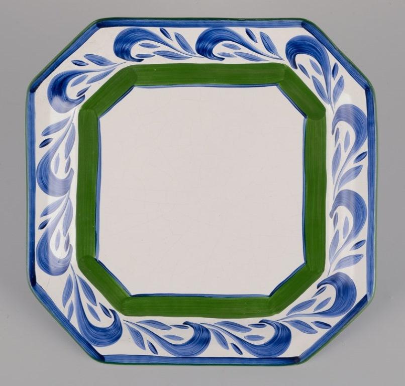 Herend, Hungría. Cuatro platos cuadrados de cerámica.
Pintado a mano.
Aproximadamente de la década de 1980.
Marcado.
En excelente estado, con signos normales de uso.
Dimensiones: Diámetro 20,5 cm x Altura 2,5 cm.