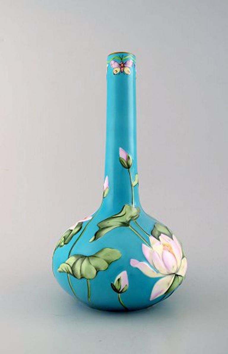 Herend Hungary. Hand painted Art Nouveau vase with water lilies and butterflies in relief.
Model number: 7141
Stamped.
In beautiful condition.
Measures: 28.5 cm x 16 cm.
