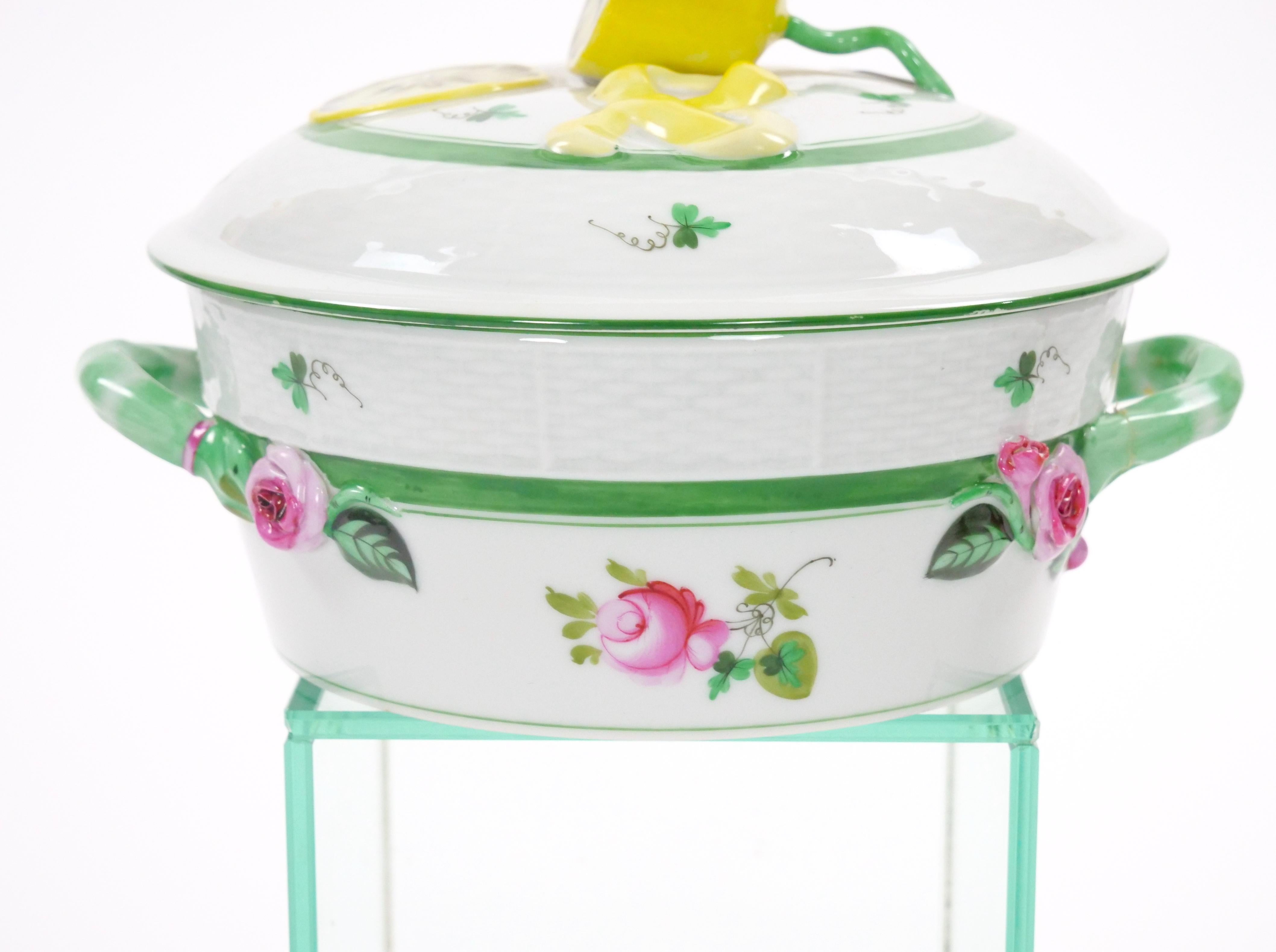 Herend Hungría Vajilla de porcelana pintada a mano Sopera cubierta en venta 2
