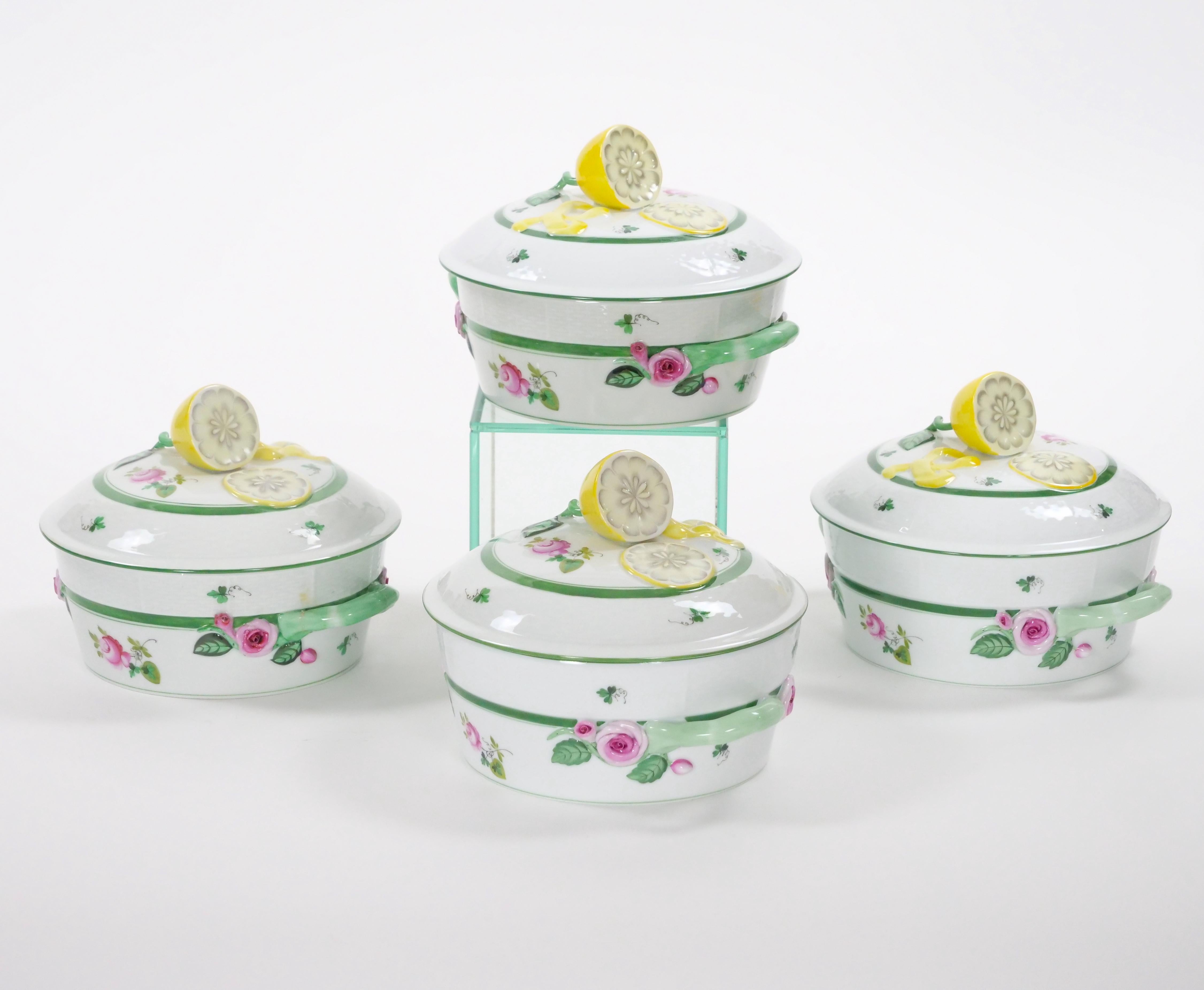 Introduce una elegancia atemporal en tu mesa con estas exquisitas soperas cubiertas de porcelana pintada a mano de Herend Hungría. Cada sopera tiene una forma circular adornada con delicados motivos florales y foliados pintados a mano en vibrantes