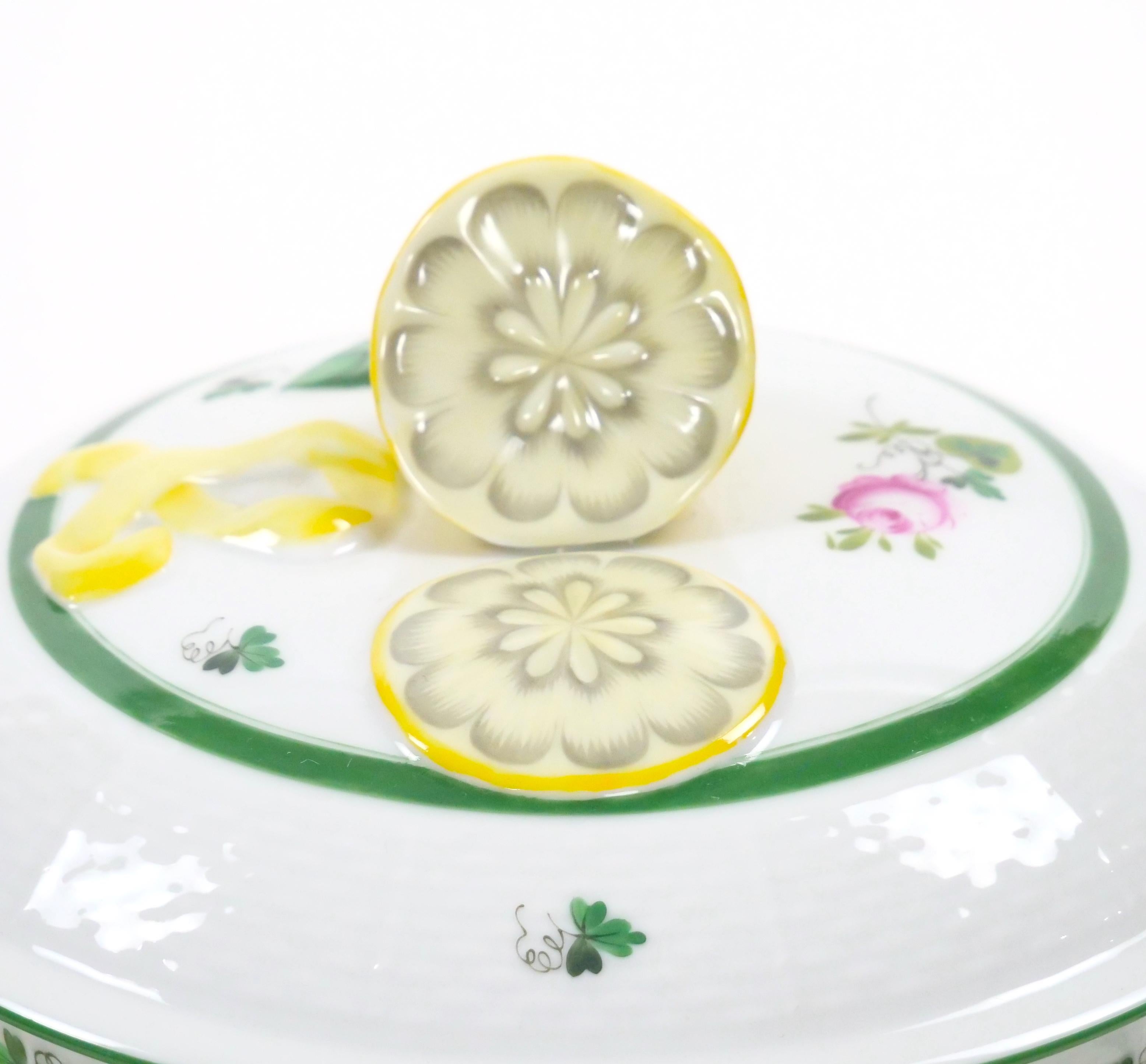 Herend Hungría Vajilla de porcelana pintada a mano Sopera cubierta siglo XX en venta