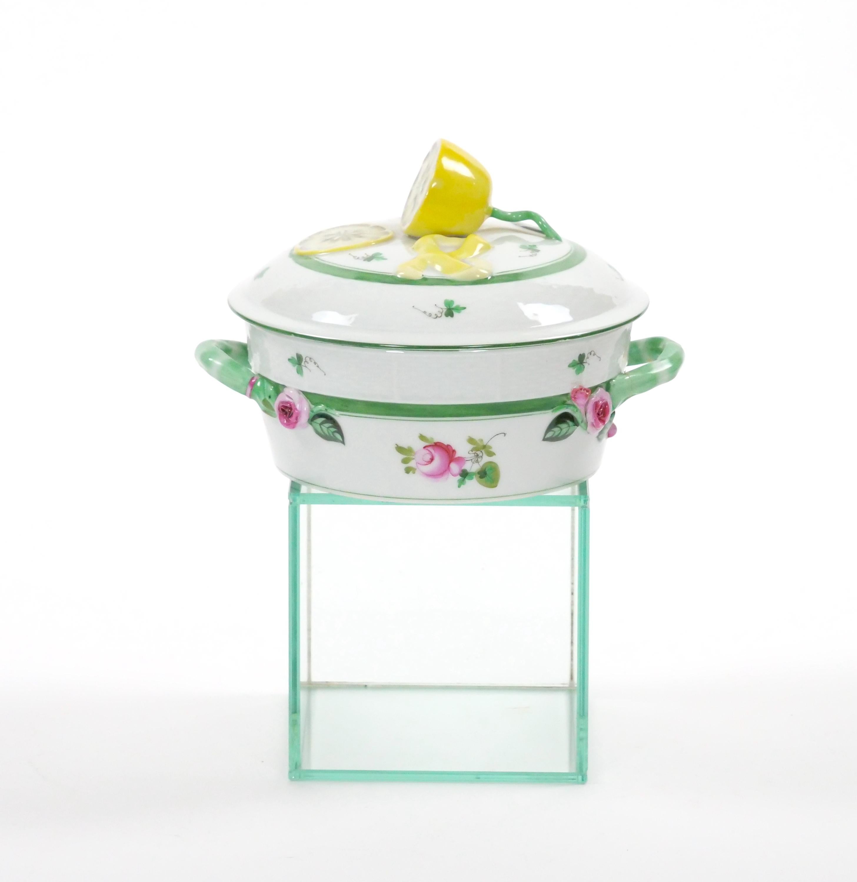 Herend Hungría Vajilla de porcelana pintada a mano Sopera cubierta en venta 1