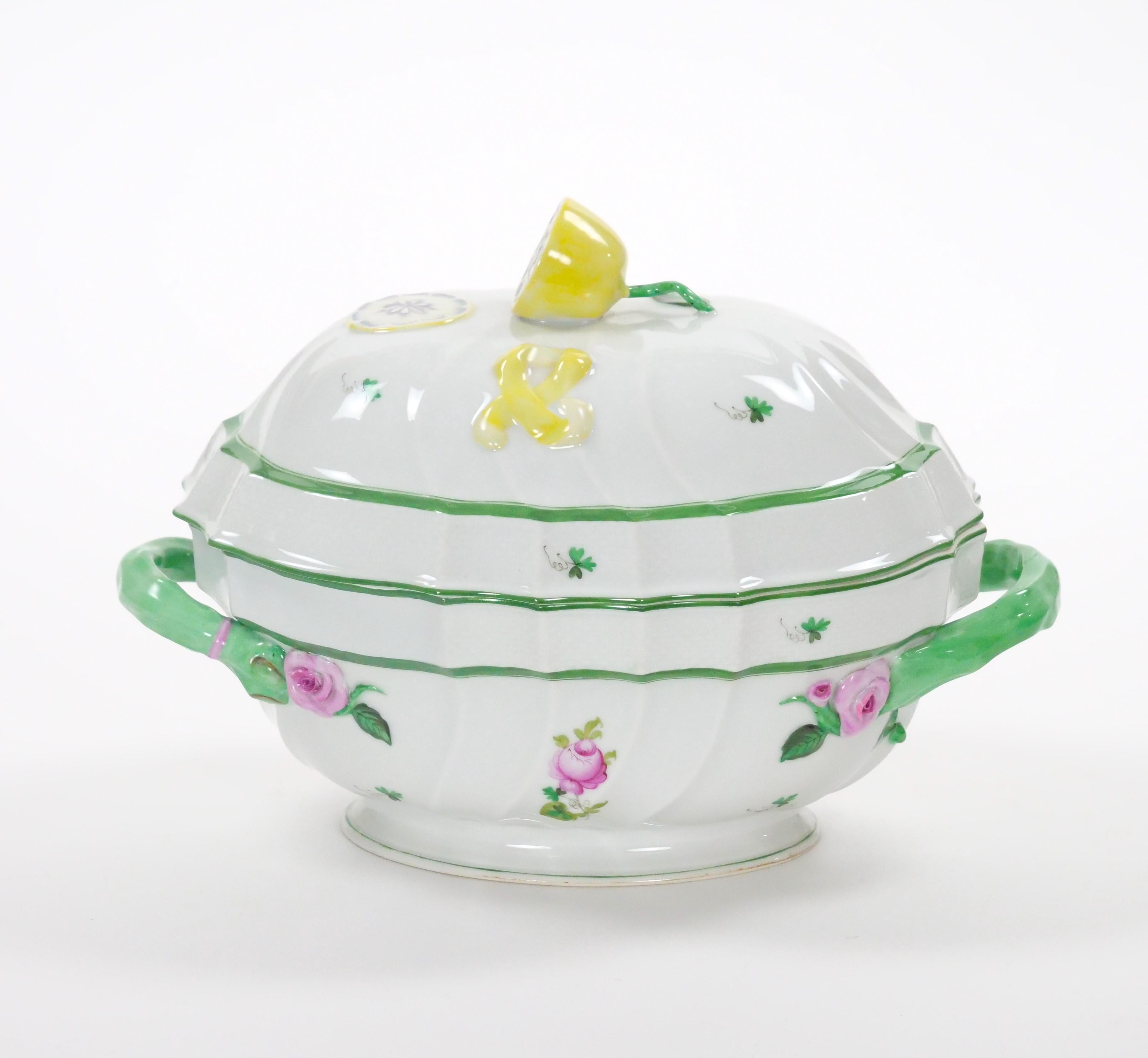 Herend Hungría Vajilla de porcelana pintada a mano Sopera grande con tapa en venta 3