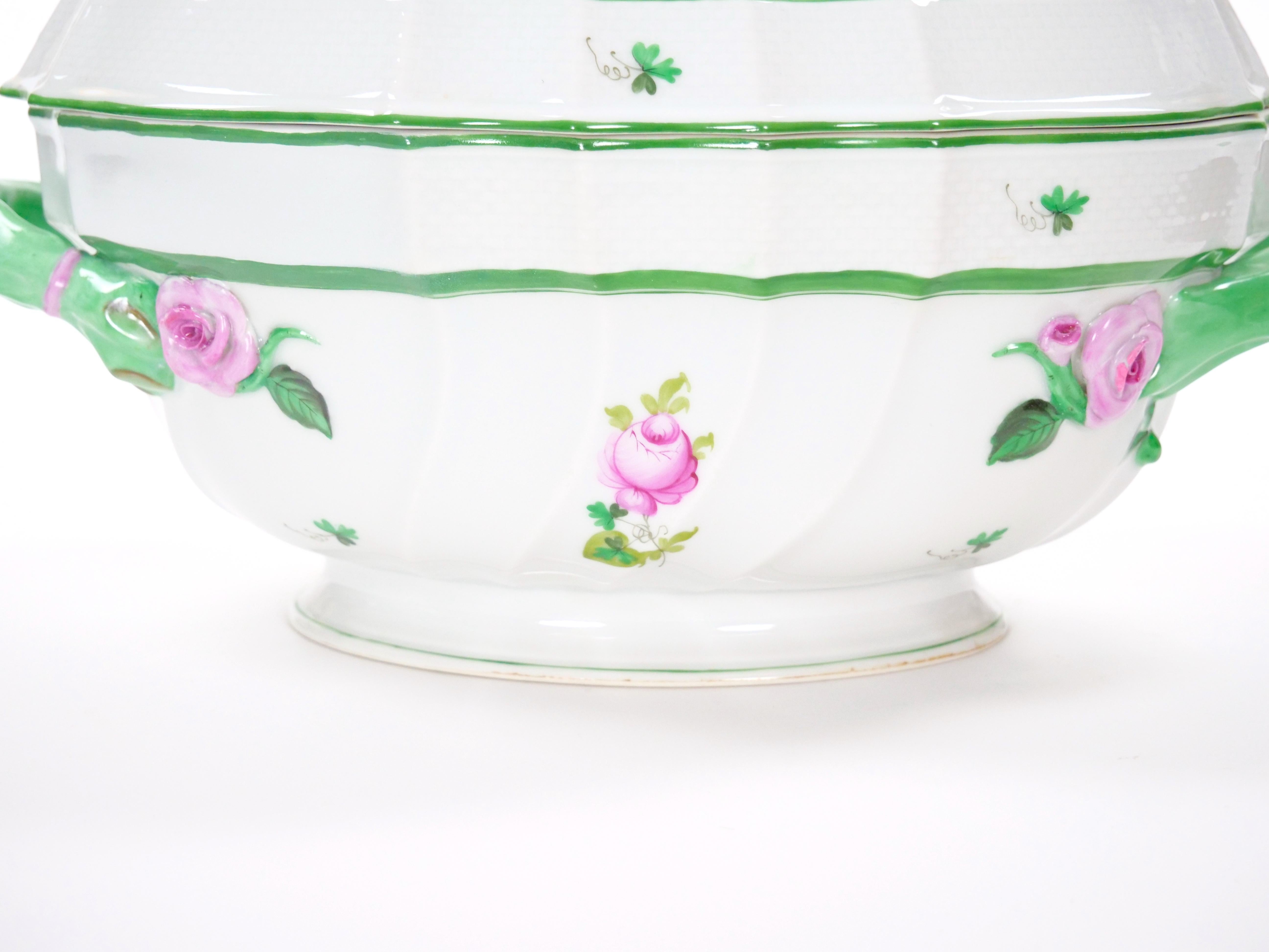 Herend Hungría Vajilla de porcelana pintada a mano Sopera grande con tapa en venta 5