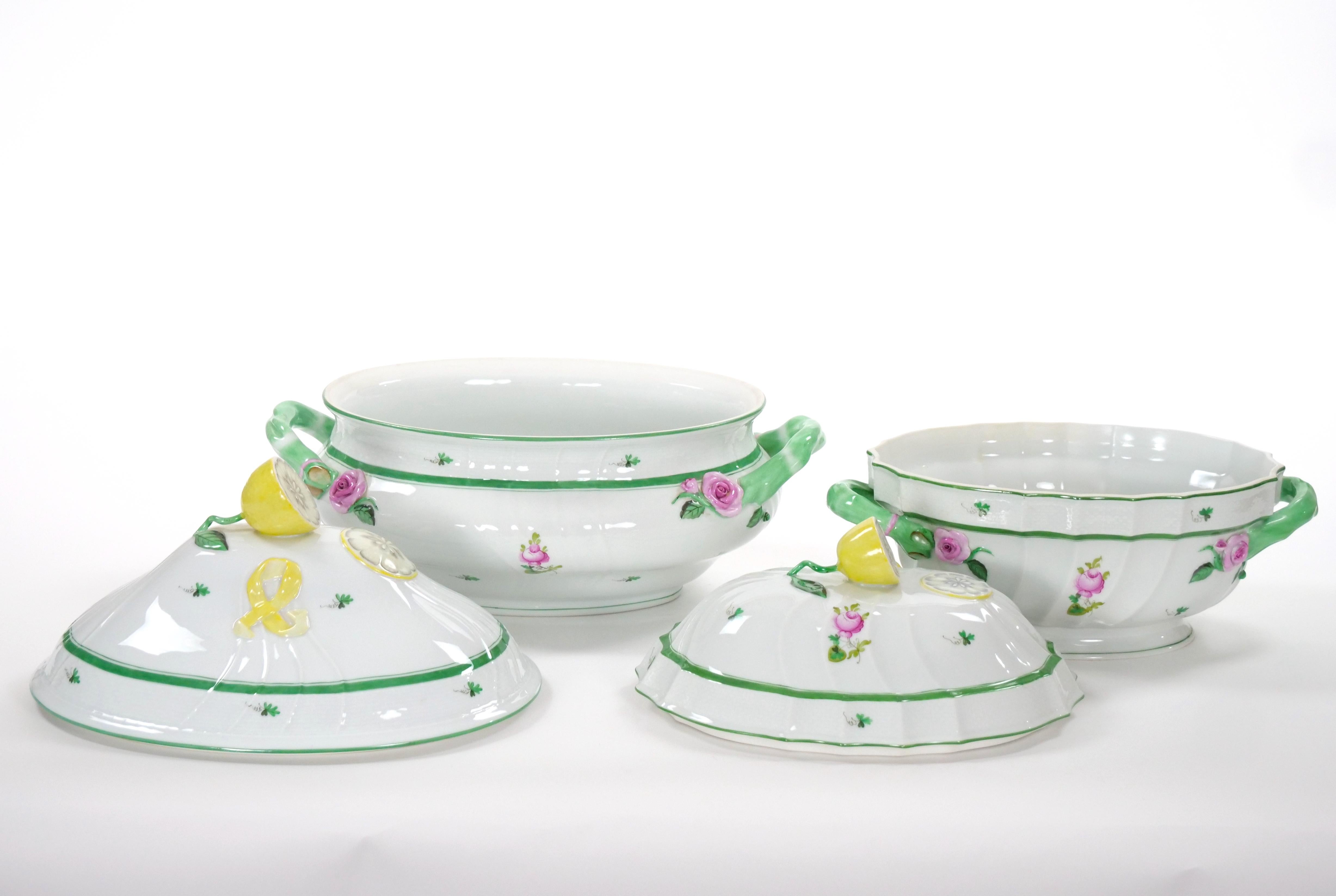 Introduce una elegancia atemporal en tu mesa con estas exquisitas soperas cubiertas de porcelana pintada a mano de Herend Hungría. Cada sopera tiene una forma circular adornada con delicados motivos florales y foliados pintados a mano en vibrantes