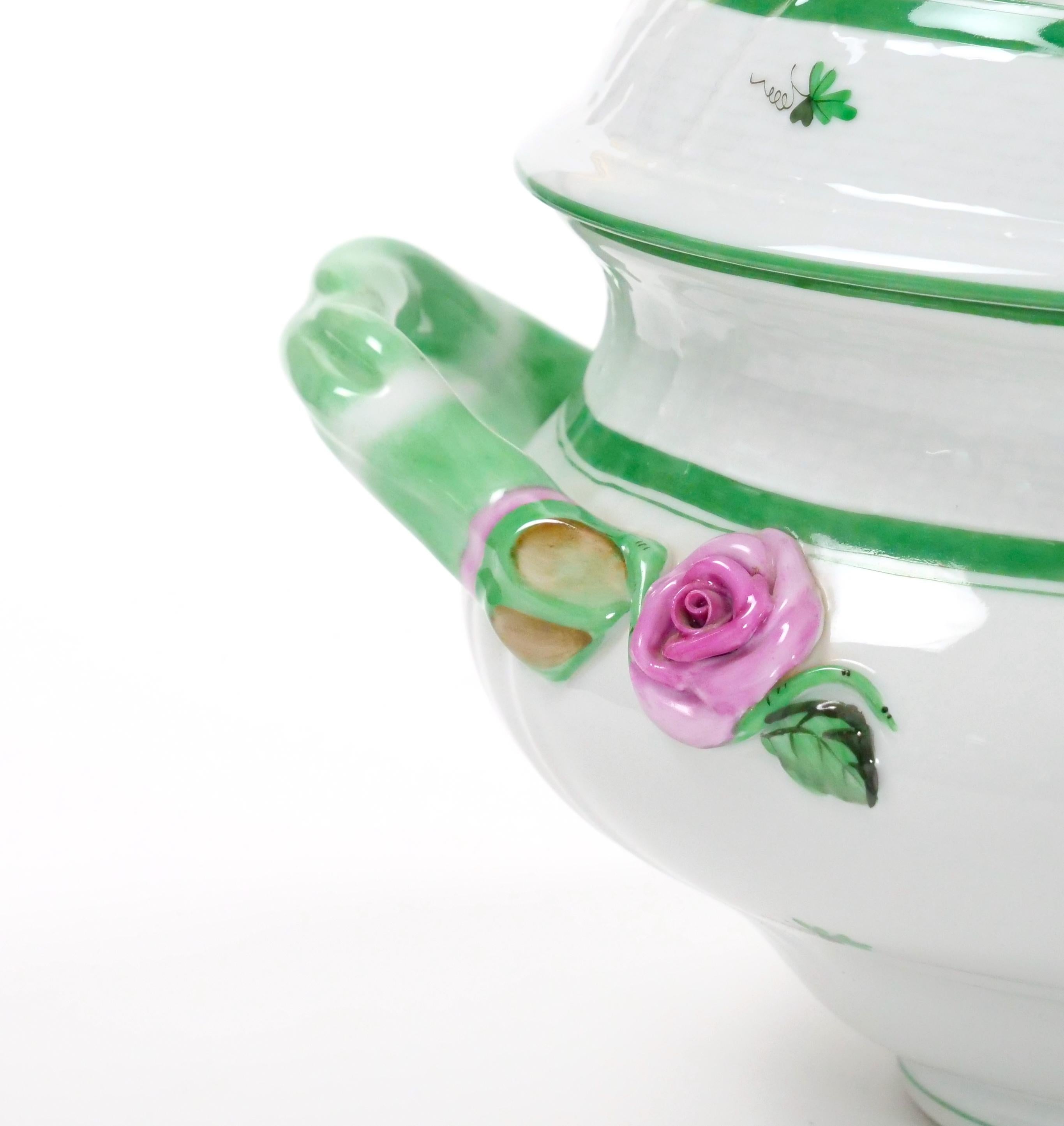 Herend Hungría Vajilla de porcelana pintada a mano Sopera grande con tapa siglo XX en venta
