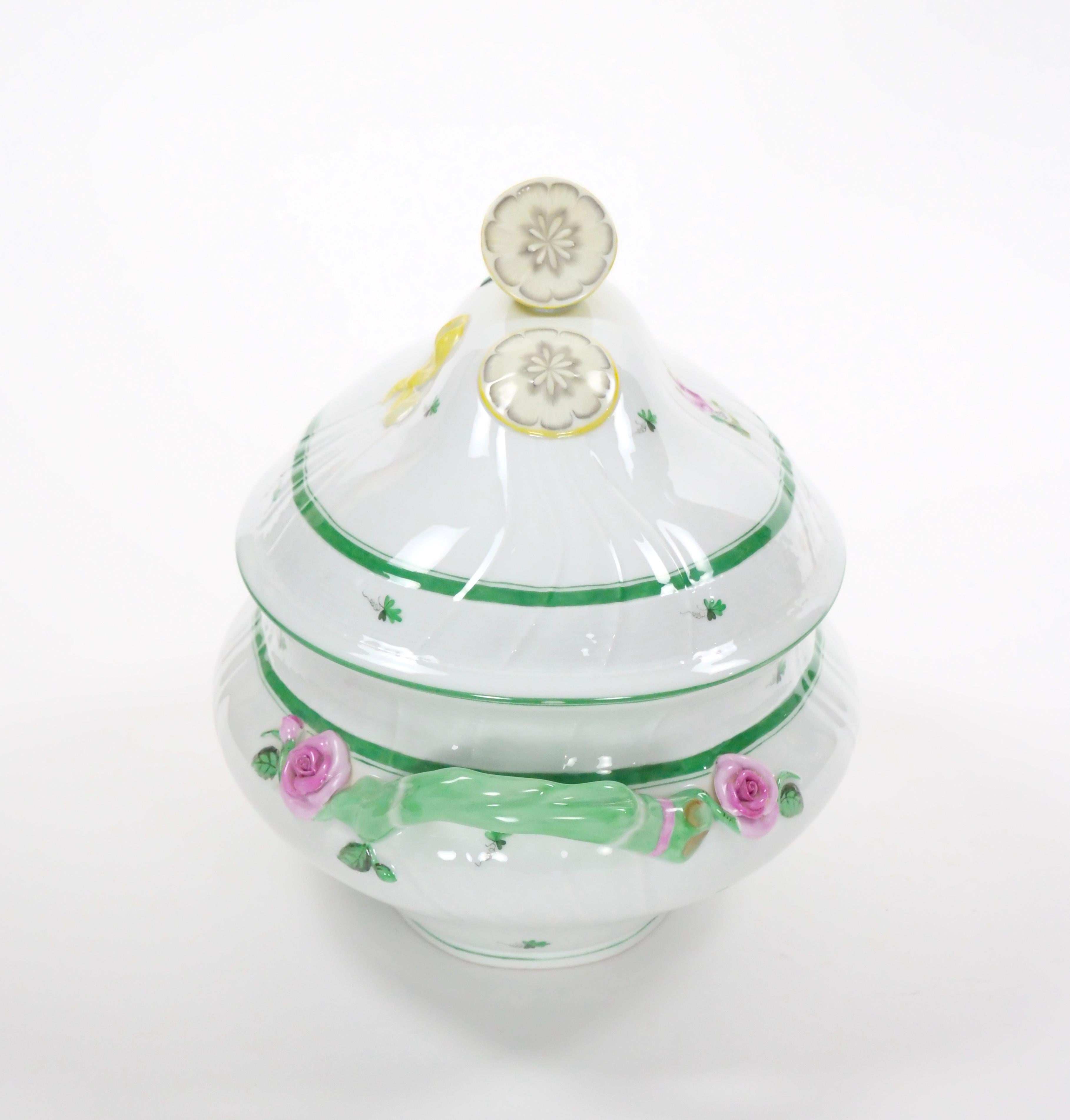 Herend Hungría Vajilla de porcelana pintada a mano Sopera grande con tapa en venta 1